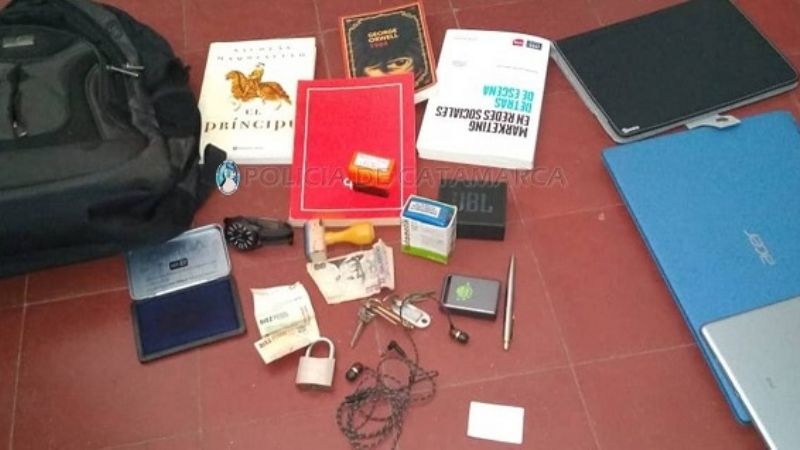 Sorprenden a dos ladrones en el interior de un auto