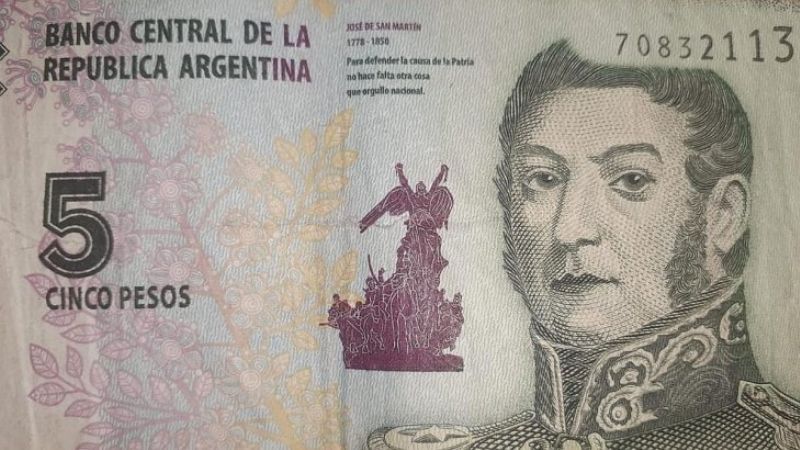 Advierten que sancionarán a los comercios que no reciban billetes de $5
