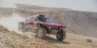 EL ESPAÑOL Carlos Sainz sigue liderando, con Peterhansel y Al-Attiyah, en la 