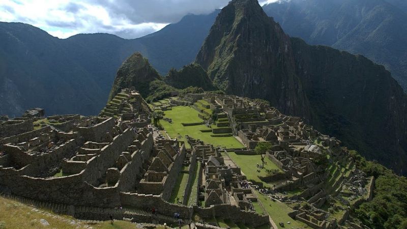 Detuvieron a dos argentinos por dañar y defecar en las ruinas de Machu Picchu