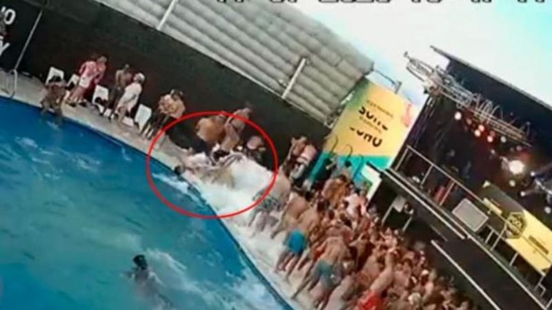 Se tiró de cabeza en una pool party, se golpeó y está en coma