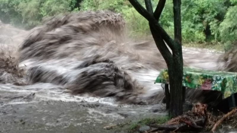 Impresionante crecida del río El Tala dejó gente aislada
