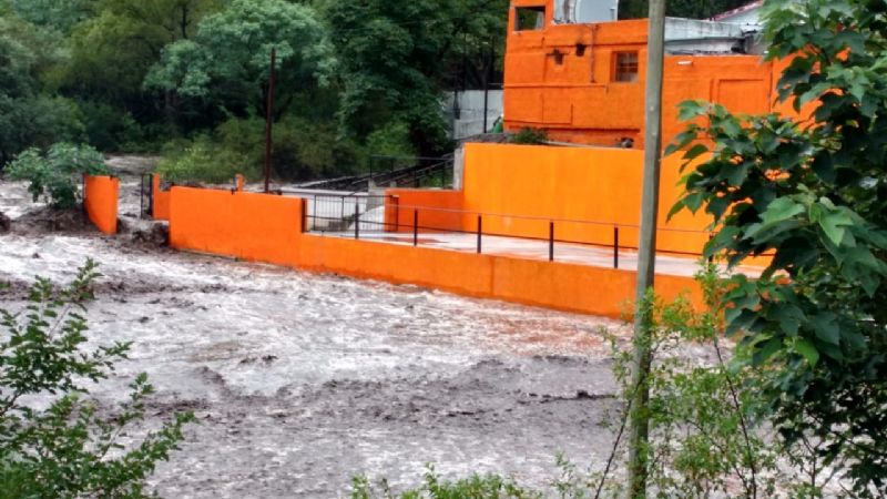 Impresionante crecida del río El Tala dejó gente aislada