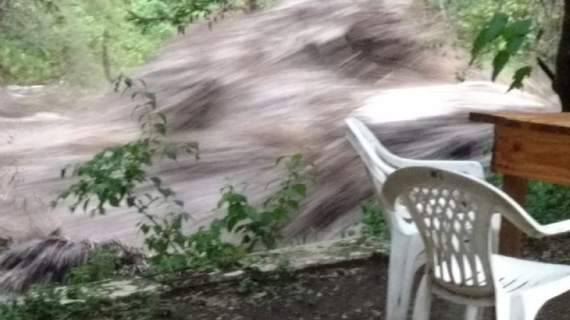 Impresionante crecida del río El Tala dejó gente aislada