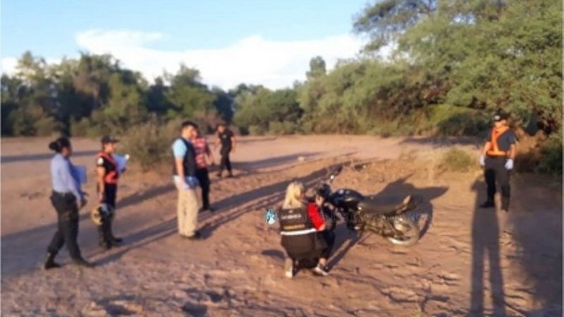 En un baldío, encuentran una moto robada