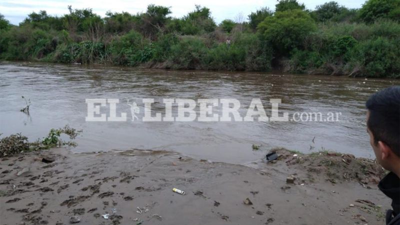 Un padre se arrojó al río Albigasta para salvar a su hijo