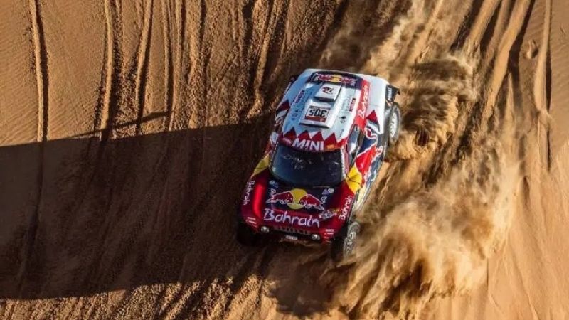 Hoy ganó Peterhansel, pero Sainz sigue firme en la cima