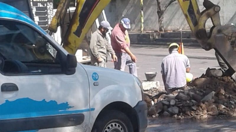 Trabajan para reparar pérdidas de agua en la ciudad