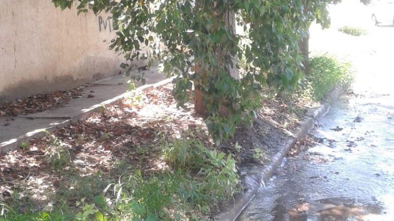 Trabajan para reparar pérdidas de agua en la ciudad