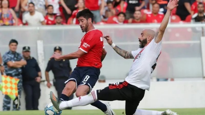 River venció a Independiente y lidera la Superliga
