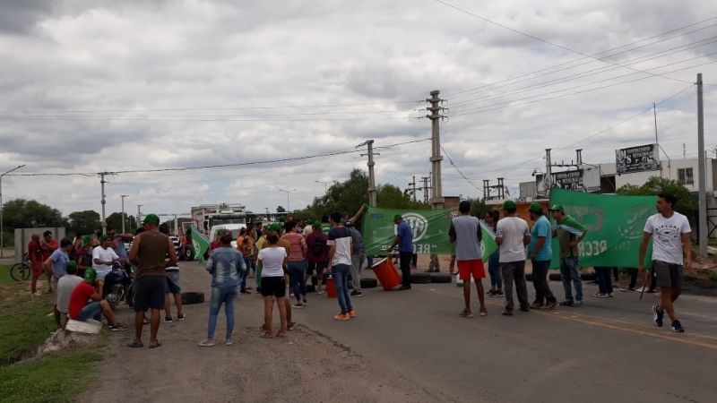 Cesanteados de Recreo cortan ruta