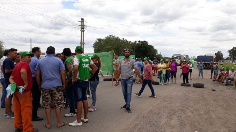 Cesanteados de Recreo cortan ruta