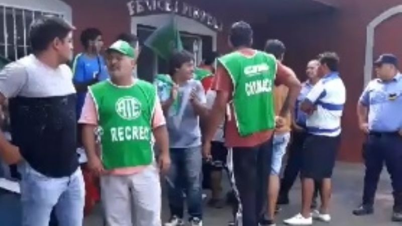 Continua la protesta de ex municipales en Recreo