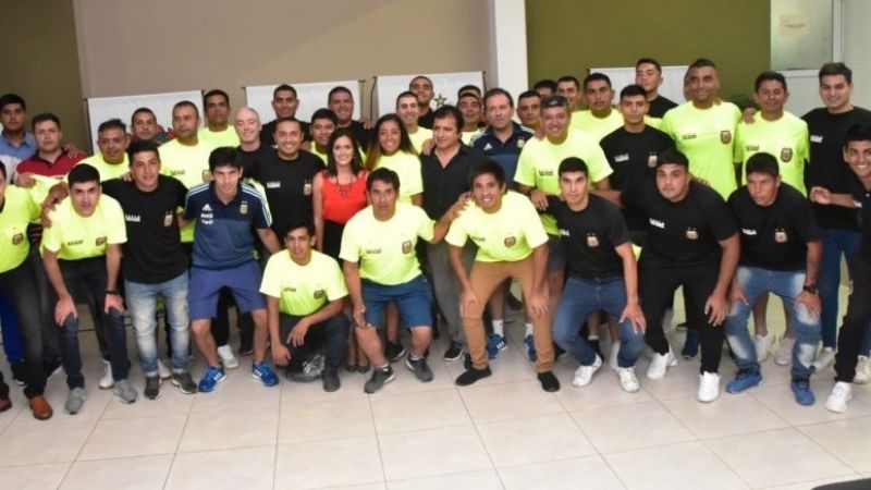 El CF entregó indumentaria a árbitros catamarqueños