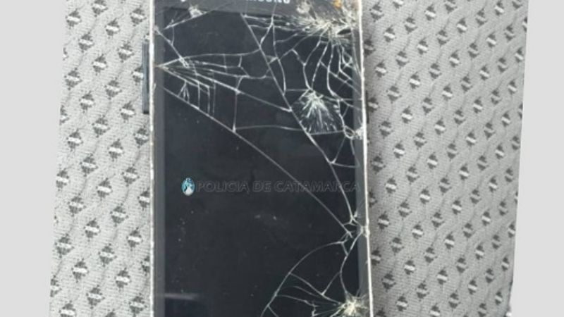 Denunció que una mujer le robó el celular