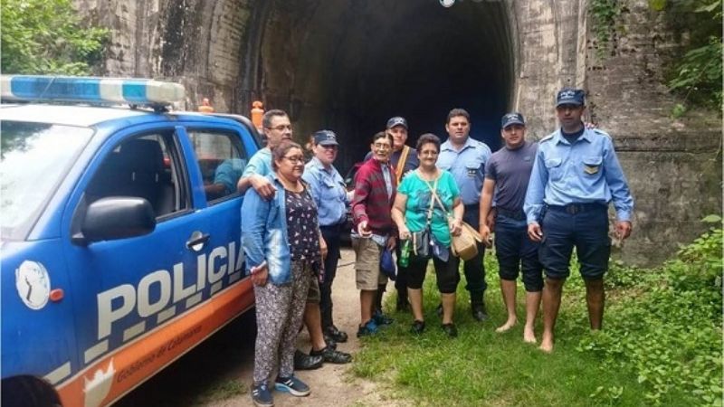 Policías rescataron a cuatro personas en un túnel de La Merced