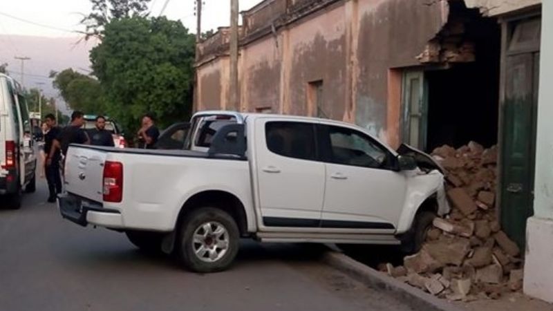 Camioneta se incrustó en una vivienda