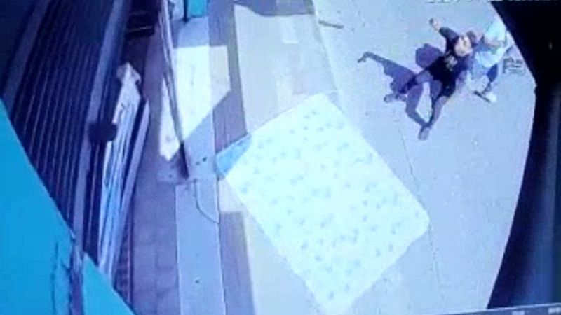 Una mujer se tiró desde un balcón, tras una fuerte discusión con su pareja