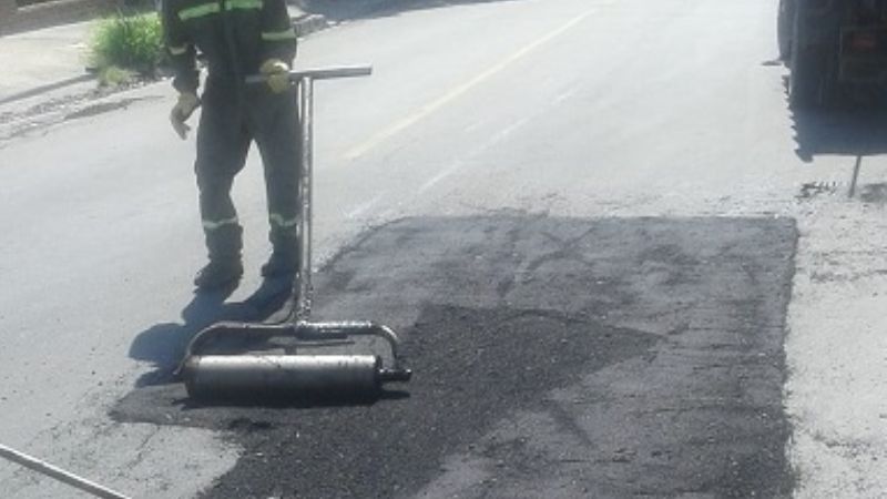 Avanzan las obras de bacheo y limpieza en la ciudad