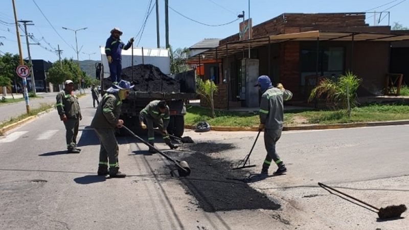 Avanzan las obras de bacheo y limpieza en la ciudad