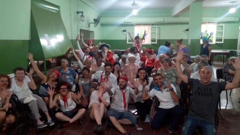 Payasos en plena función