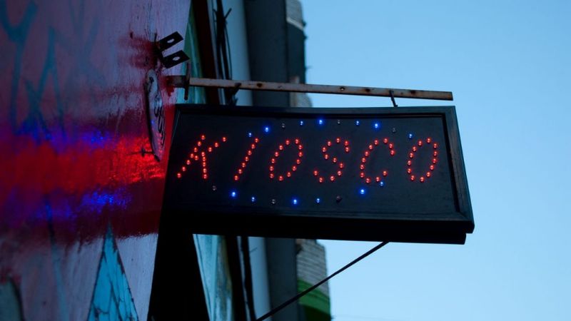 Resguardan a un niño por robar en un kiosko