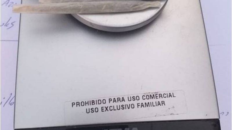 Detenido con 12 porros
