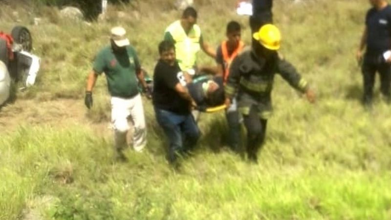 Bomberos de Valle Viejo socorrieron a víctimas de un vuelco