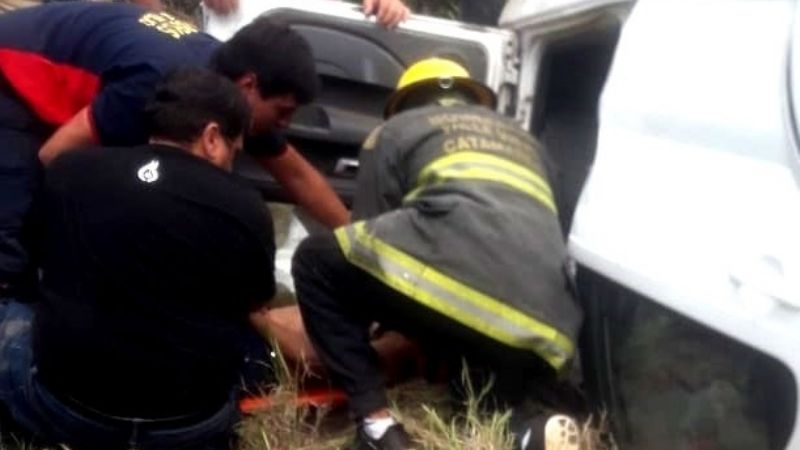 Bomberos de Valle Viejo socorrieron a víctimas de un vuelco
