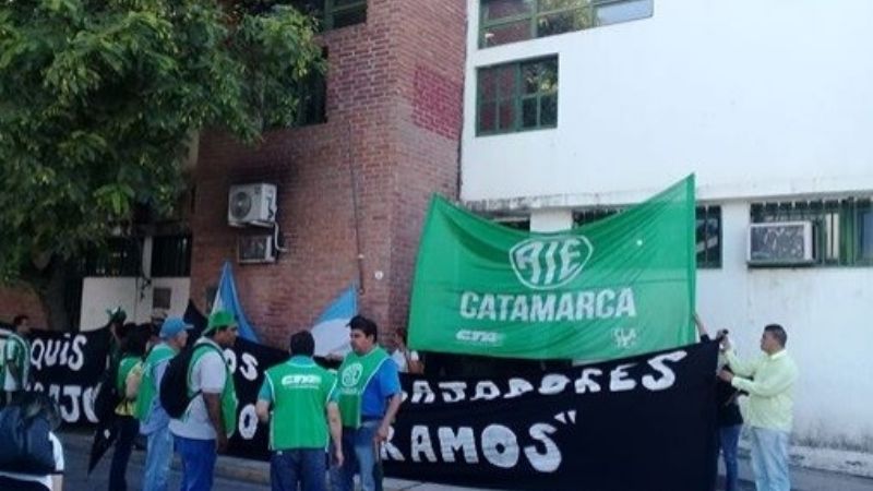 Protesta de ex municipales bloquean Valle Viejo