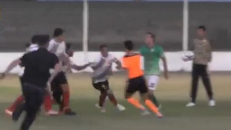 Le pegó al árbitro en pleno partido y terminó preso