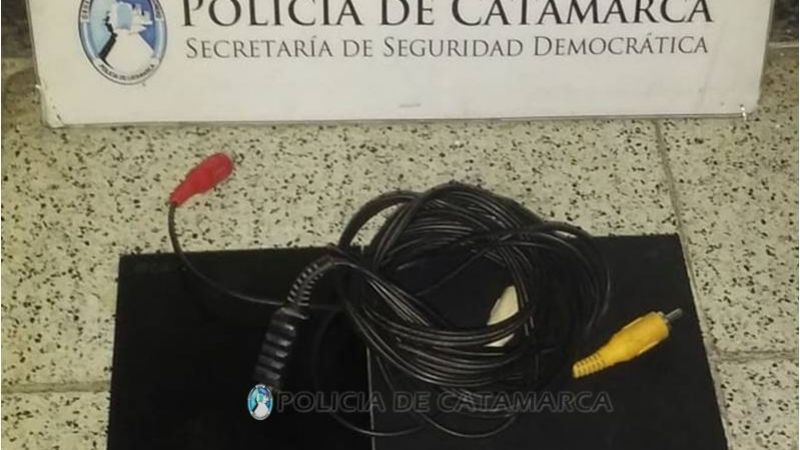 Vendían una play en la calle y fueron demorados