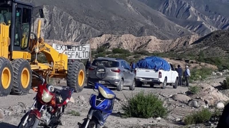 Vecinos de Barranca Larga cortan Ruta Provincial 43