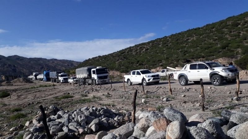 Vecinos de Barranca Larga cortan Ruta Provincial 43