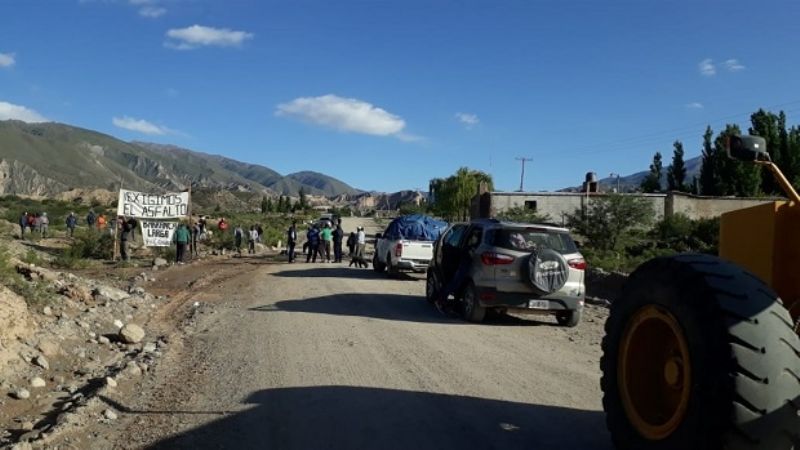 Vecinos de Barranca Larga cortan Ruta Provincial 43