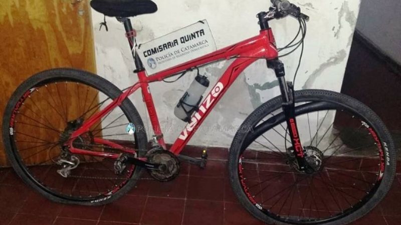Vio a la policía y dejó abandonada la bici robada