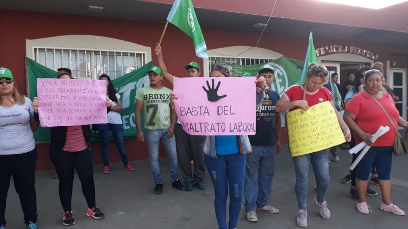 Cesanteados vuelven a manifestarse frente al Palacio Municipal