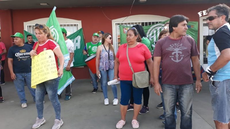 Cesanteados vuelven a manifestarse frente al Palacio Municipal