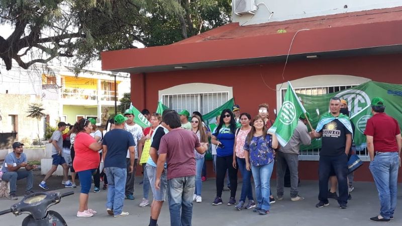 Cesanteados vuelven a manifestarse frente al Palacio Municipal