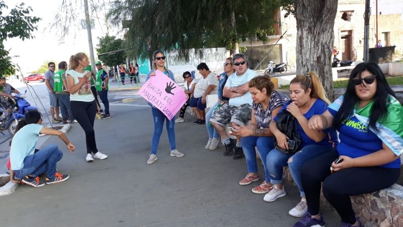 Cesanteados vuelven a manifestarse frente al Palacio Municipal