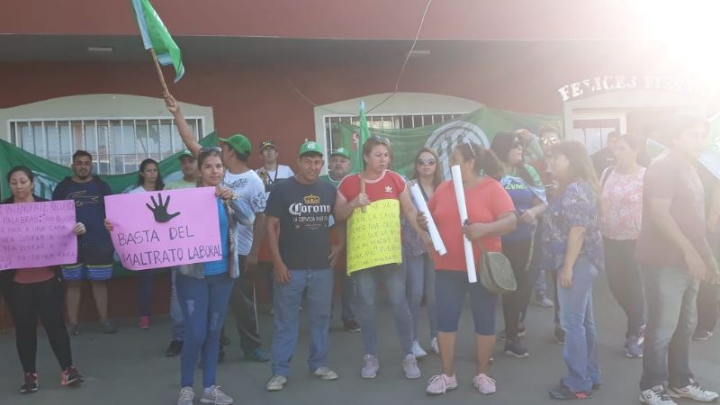 Cesanteados vuelven a manifestarse frente al Palacio Municipal