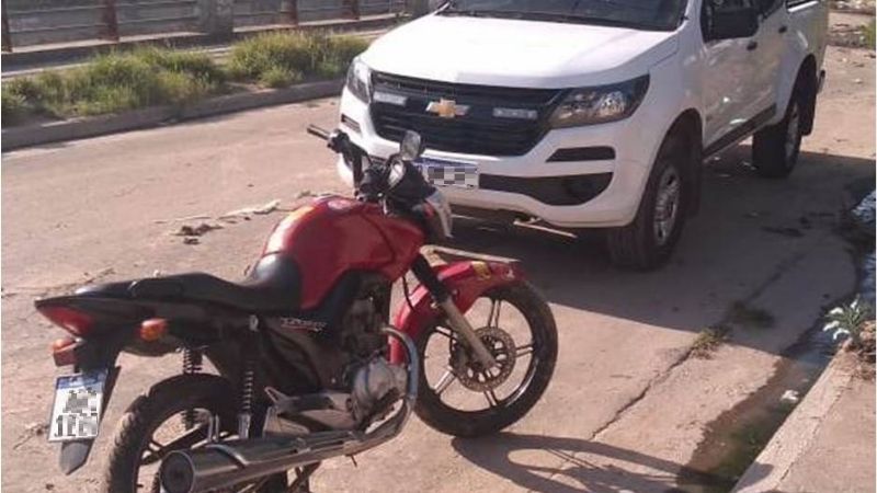 Vecinos apuraron a dos ladrones que dejaron abandonada una moto robada