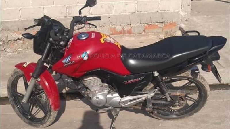 Vecinos apuraron a dos ladrones que dejaron abandonada una moto robada