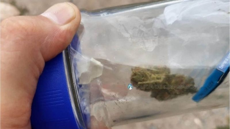 Tenían un frasco con marihuana