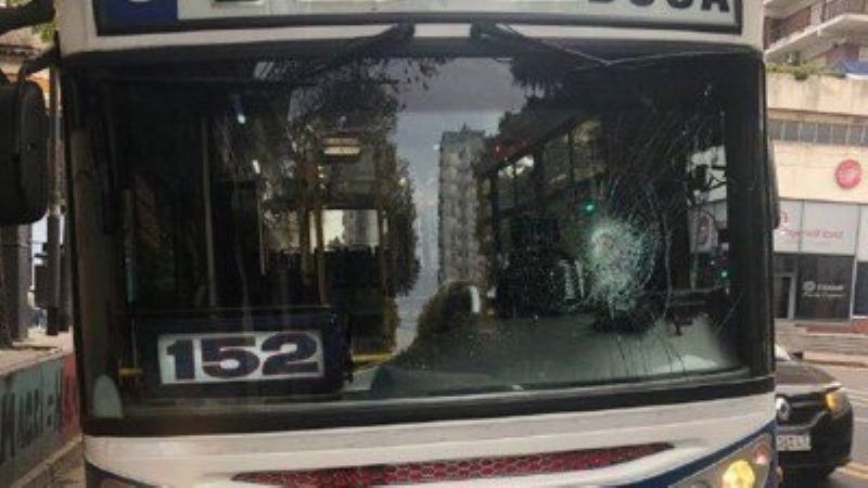 Llevó a la policía a tres niños que le apedrearon el colectivo