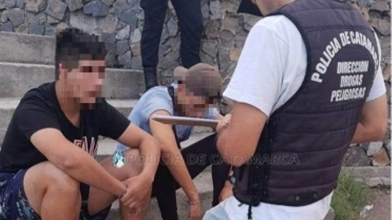 Tenían un frasco con marihuana