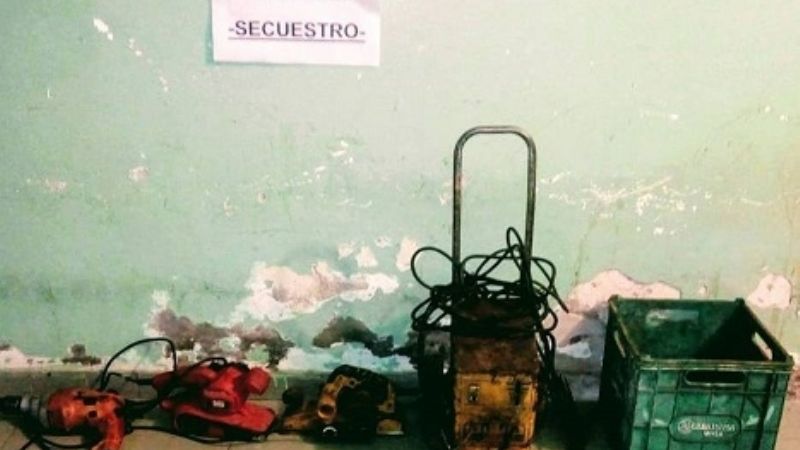 Caminaban por la calle con herramientas robadas