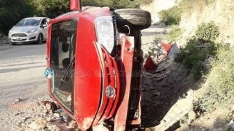 Adolescente al volante protagonizó espectacular vuelco