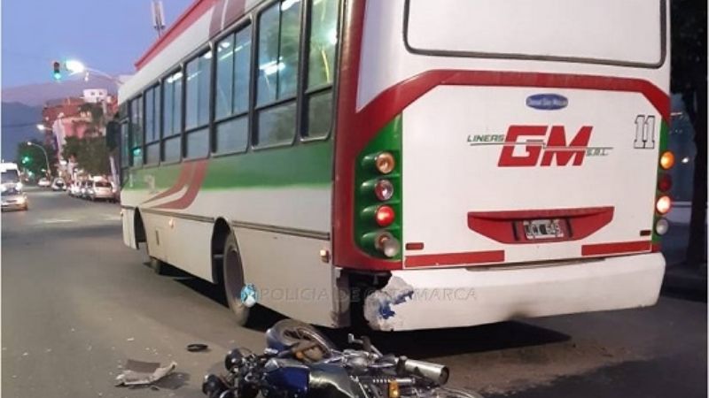 No vio el colectivo que estaba parado y lo embistió desde atrás