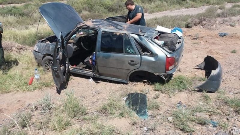 Se reventó un neumático y volcaron espectacularmente